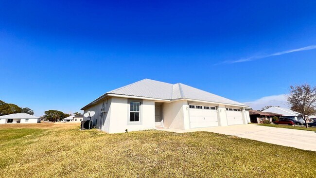 Building Photo - DISCOVER THE BEAUTIFUL 2 Bd/2Ba Duplex in Sebring!!