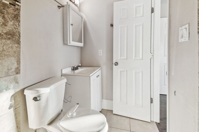 Building Photo - Charming 3 bed 2 bath North Kenwood home w...