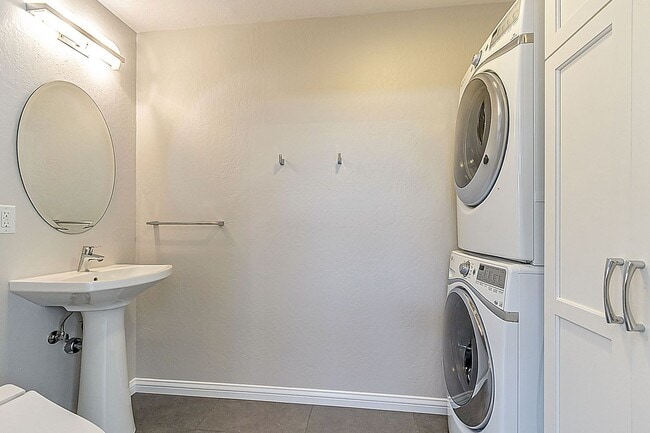 Building Photo - Remodeled 6-Bedroom House