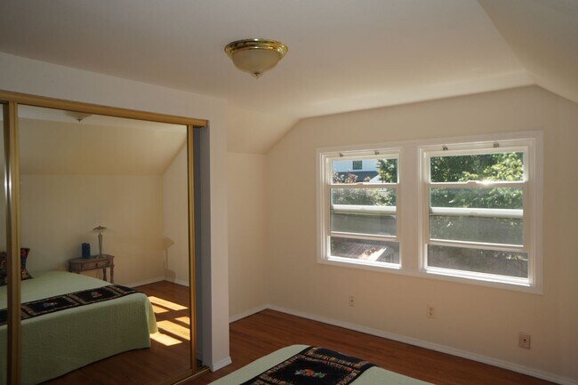 Building Photo - NE Portland 3 bedroom Rose City Park