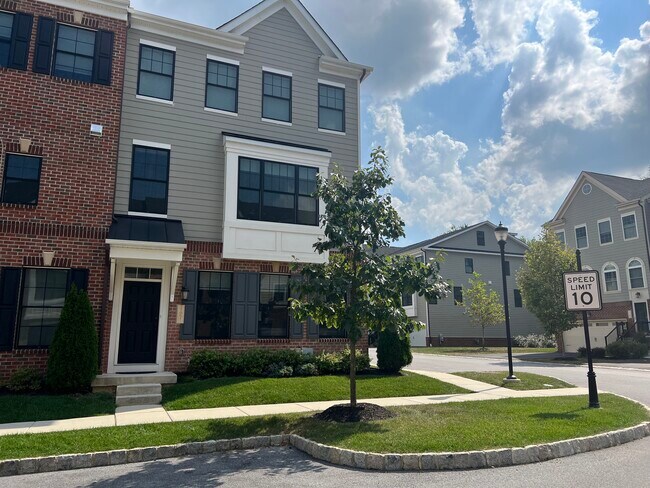 Building Photo - 121 Tess Ln