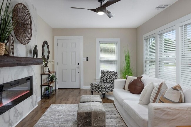 Building Photo - 701 38th Ave N