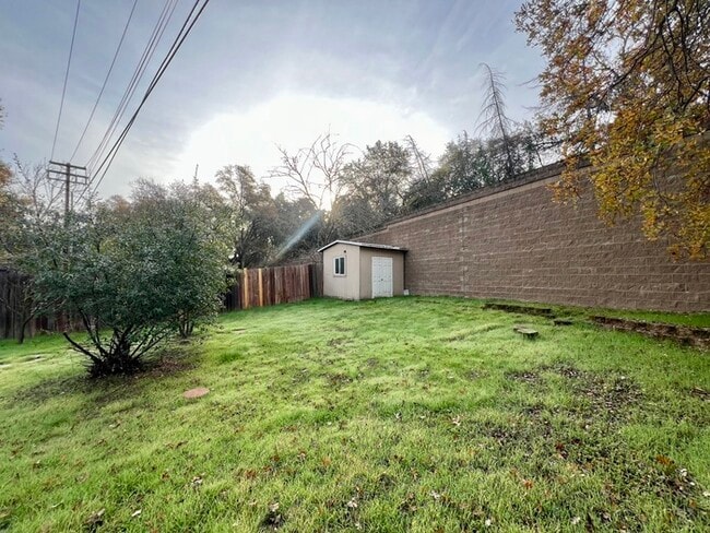 Building Photo - Spacious and recently remodeled 2 bedroom 1 bathroom duplex!