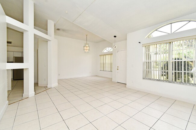 Building Photo - 1,850 Sq Ft 3-Bed, 2-Bath Orlando Home – Lawn Care Included & Fully Updated!