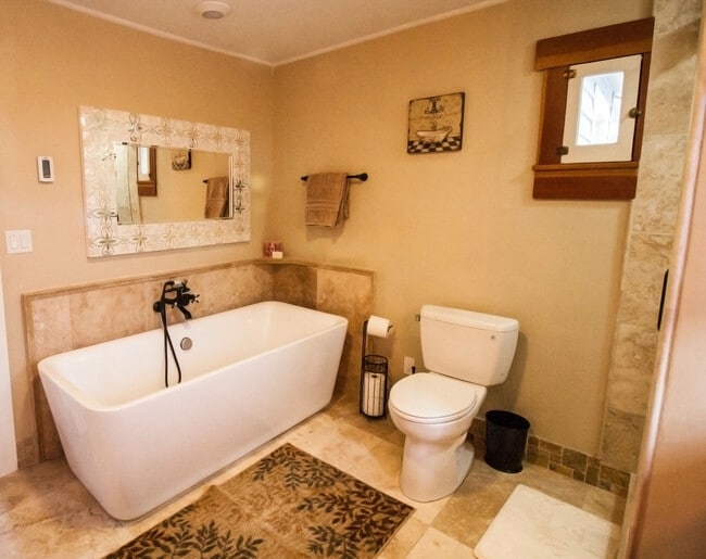 Building Photo - Zara's Cottage: Fully Furnished,  blocks t...