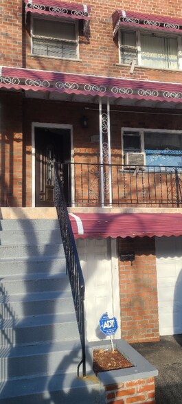 Building Photo - 1015 E 223rd St