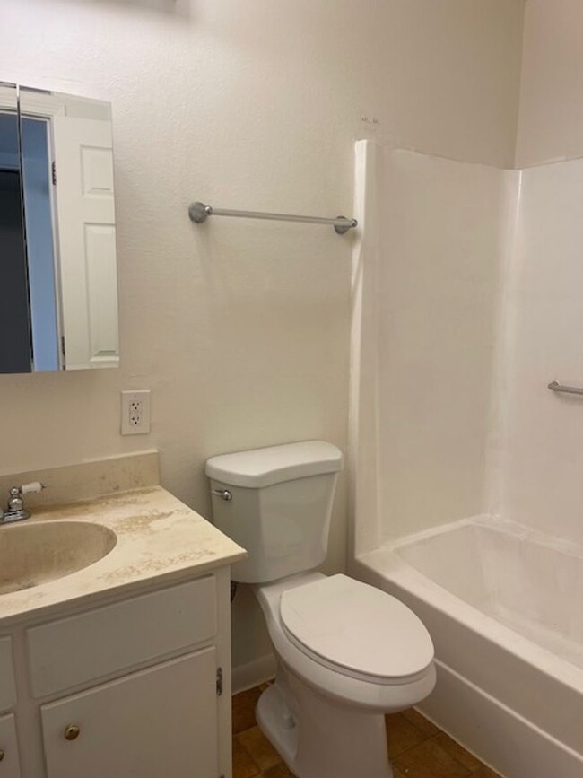 Building Photo - Reduced 2 Bedroom apartment Includes Water...