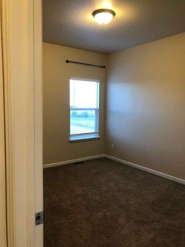 Building Photo - Very Nice 3 bed, 3 bath 2 car Home on a cul-de-sac in Peyton with Mountain Views