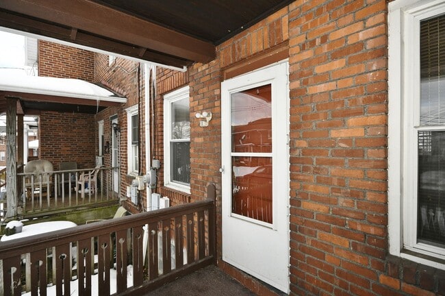 Building Photo - 2 Bed/1Bath Single Family Row House - Section 8 Considered