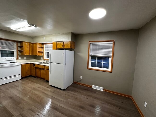 Building Photo - 716 15th Ave SE