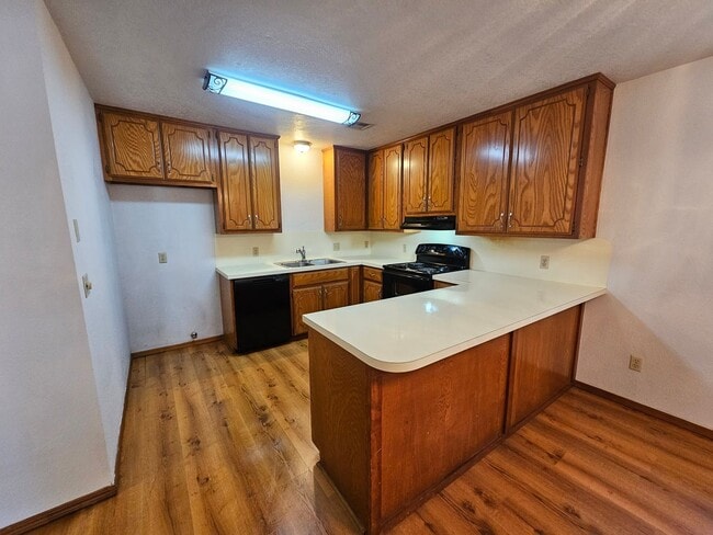Building Photo - (3) Bed/(2) Bath in West Norman Available NOW! Sm Dog Negotiable.