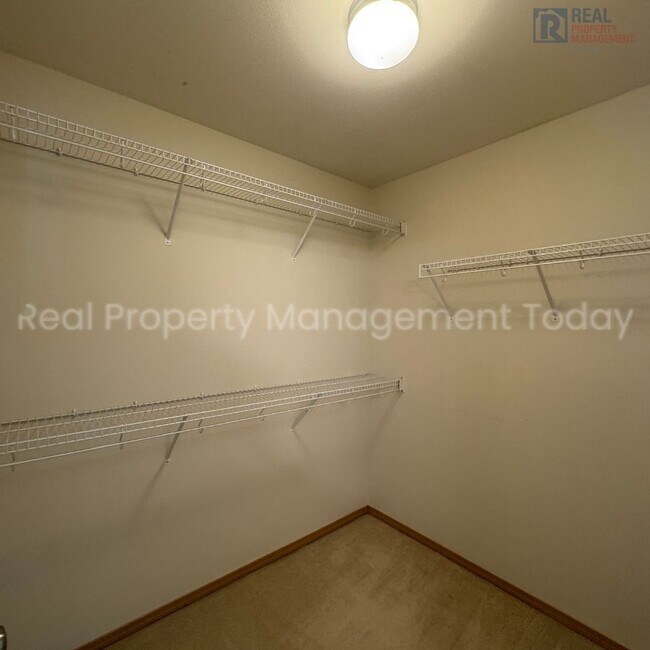 Building Photo - 3 Bedroom With Large Bonus Room!