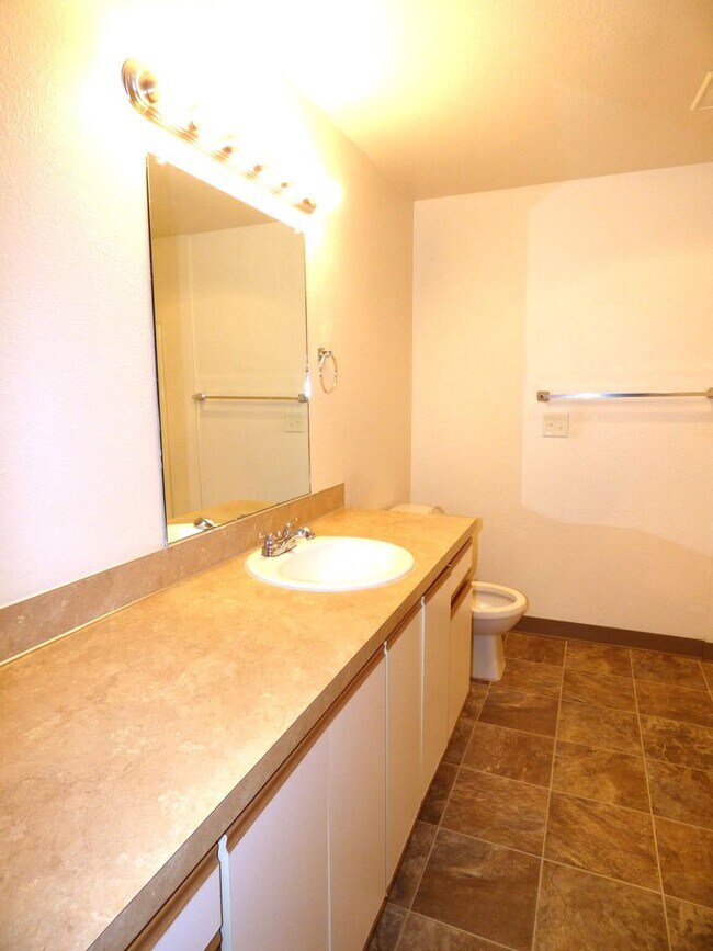Building Photo - Rent Special: FREE June's Rent - 2 Bedroom 1 Bath Unit NE Salem!