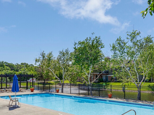 Building Photo - 1585 Raymond Dr