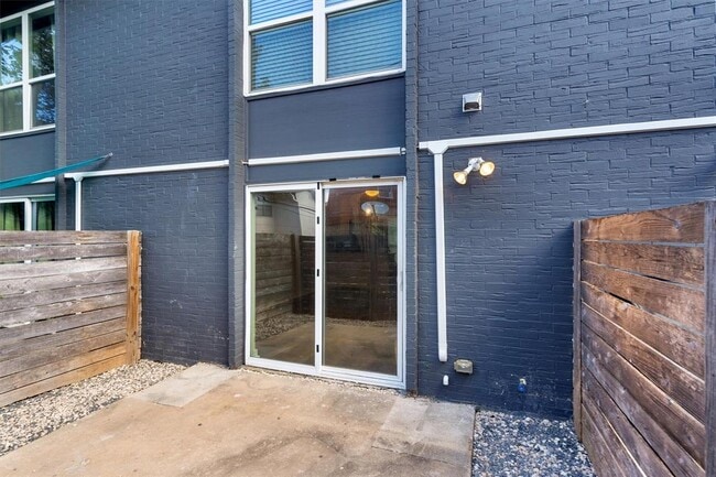 Building Photo - 3810 Southway Dr