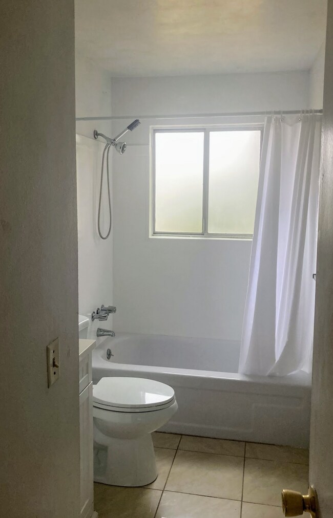 Guest bath - 170 Westelle Dr