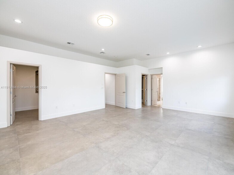 Building Photo - 20729 NE 32nd Ave