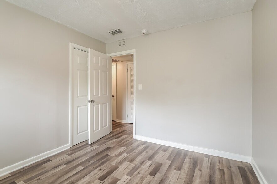 Building Photo - 6511 Burgundy Rd S