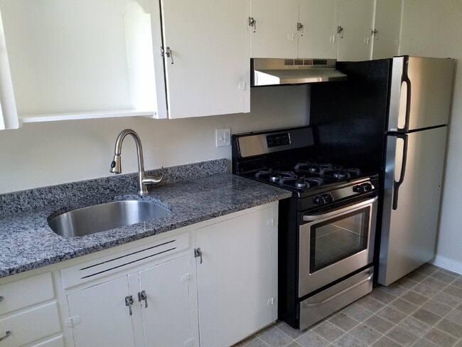 Building Photo - 1 Bed 1 Bath Mayfair Apartment With Garage in Denver! Available Now!