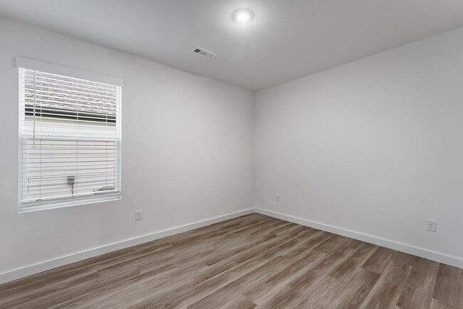 Building Photo - 307 NW Granny Smith St