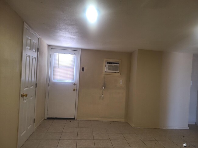 Building Photo - 600 W 20th Pl