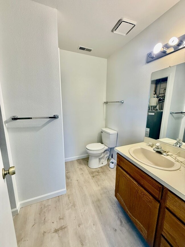 Building Photo - One Bedroom, TWO Bath apartment in Downtow...