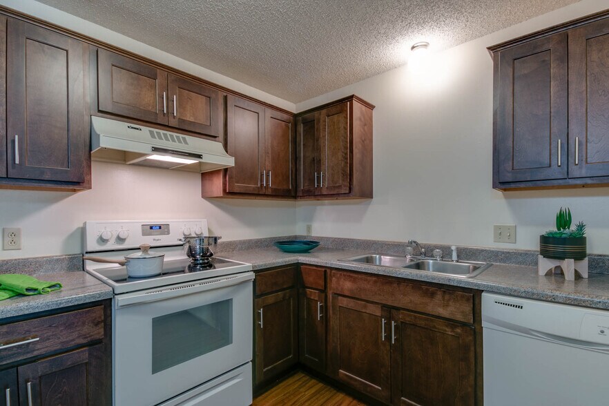 Building Photo - 2000 College Heights Rd