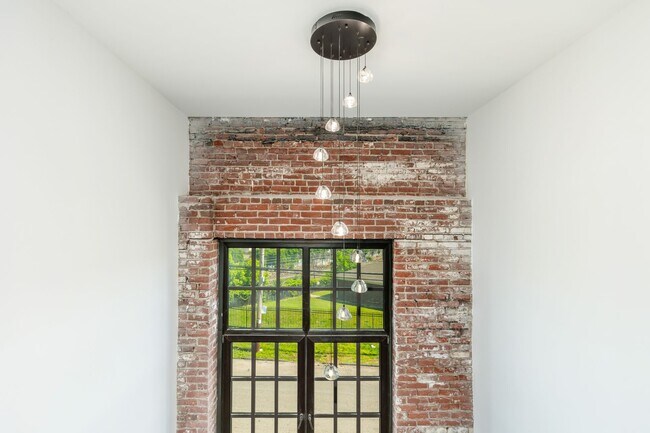 Building Photo - 3003 W Glenwood Ave
