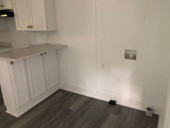 Building Photo - 2083-2085 W Meeting St