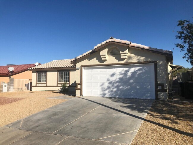 Building Photo - Showings Available NOW