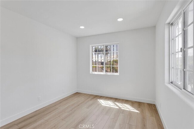 Building Photo - 348 W 83rd St