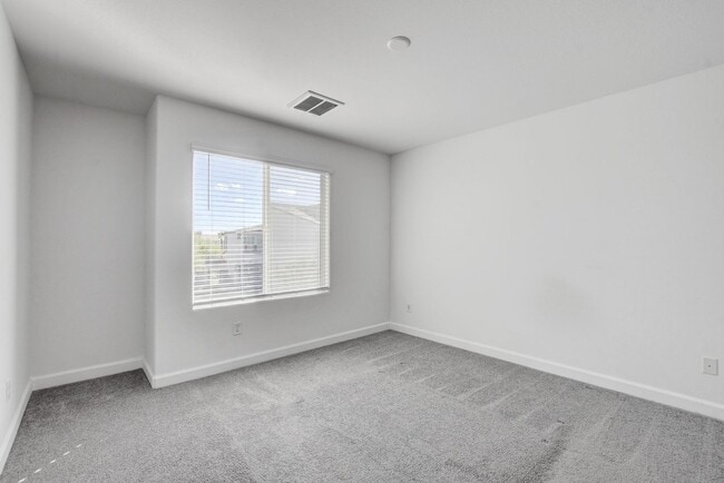 Building Photo - Like New Townhome at Falcon Ridge