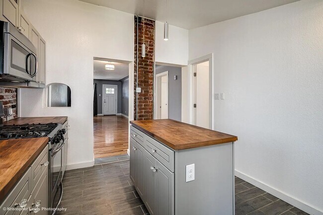 Building Photo - Historic Highlands Gem: Modern Comforts in a Sought-After Neighborhood!