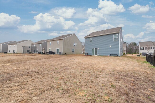 Building Photo - Move-in Ready 5 Bedroom Home!