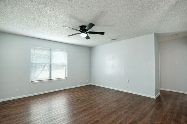 Building Photo - 2900 Mesquite Ln