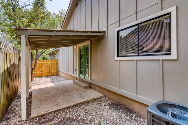 Building Photo - 102 Nicole Cove