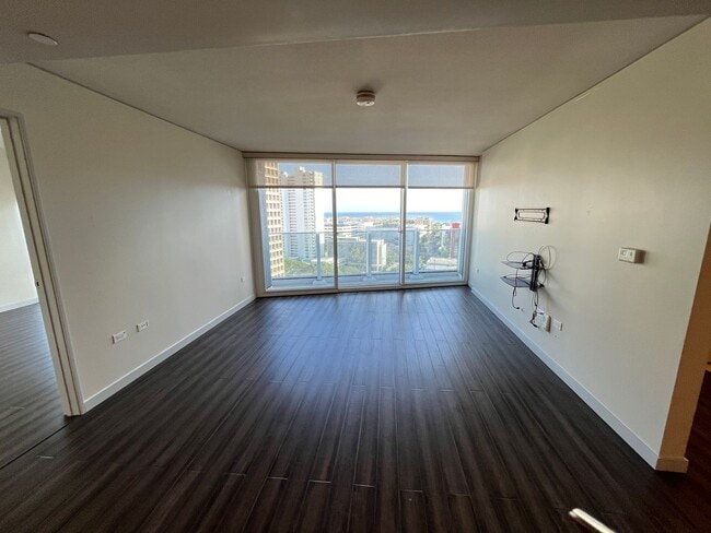 Building Photo - Moana Pacific (Honolulu/Ala Moana) 2 bedroom + den with central AC and 2 covered parking