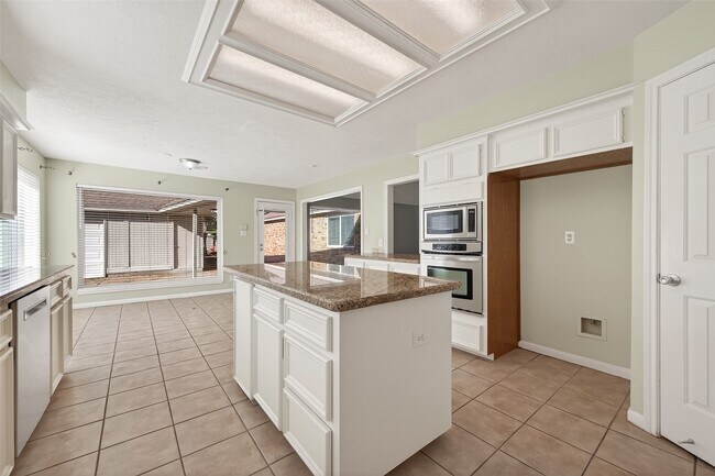 Building Photo - 1918 Shadow Forest Dr