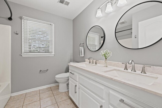 Building Photo - 2152 Sallee Dr