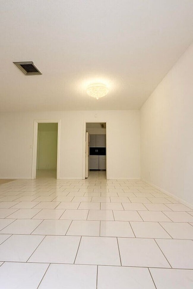 Building Photo - 1739 Embassy Dr