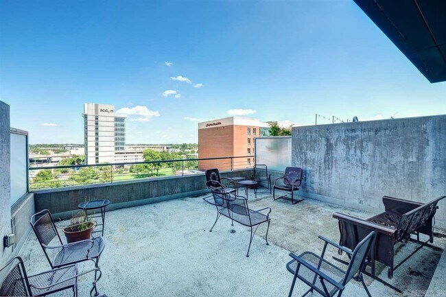 Building Photo - 315 S Rock St