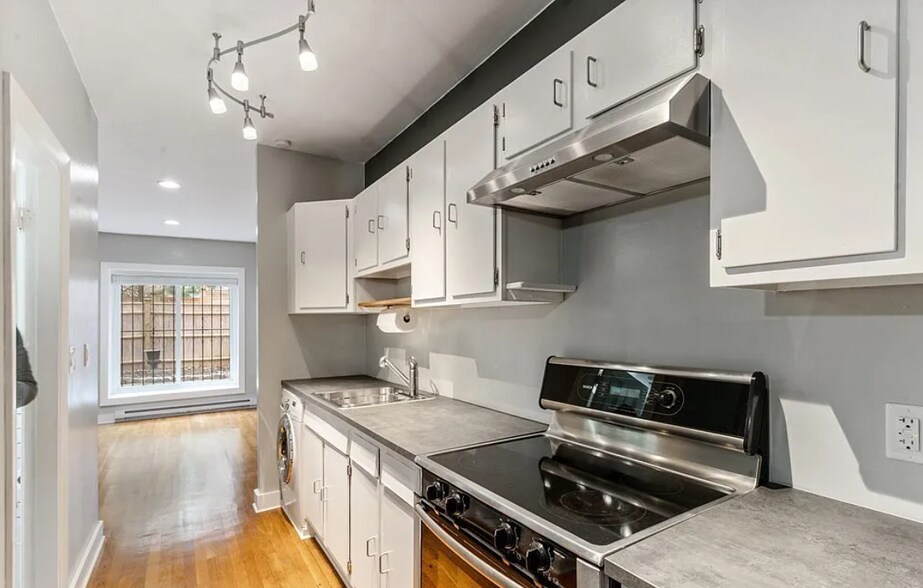 Building Photo - 1 Saint Charles St