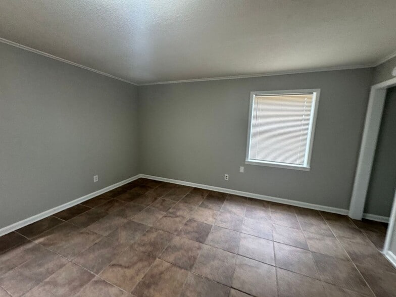 Building Photo - 1722 Northfield Dr