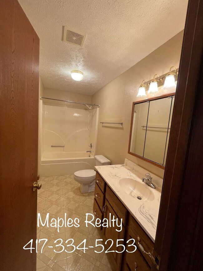 Building Photo - NEW LISTING - 3 bedroom, 2.5 bath in Ridgedale, MO near Big Cedar Lodge