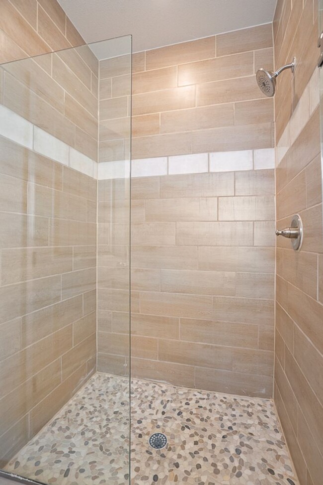Building Photo - Stunning 3 bedroom, 3 bathroom home locate...