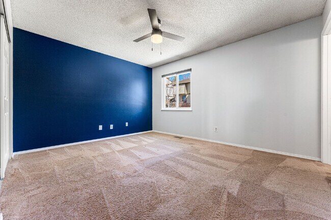 Building Photo - Beautiful 3 Bed, 2 Bath Home in Aurora with Backyard and Deck!