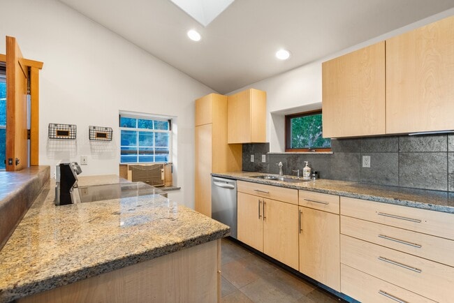 Building Photo - 2800 Cedar Dr
