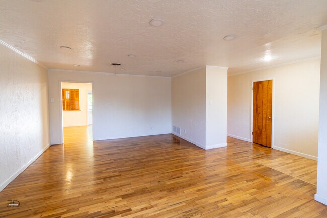 Building Photo - 1556 Singleton Ave