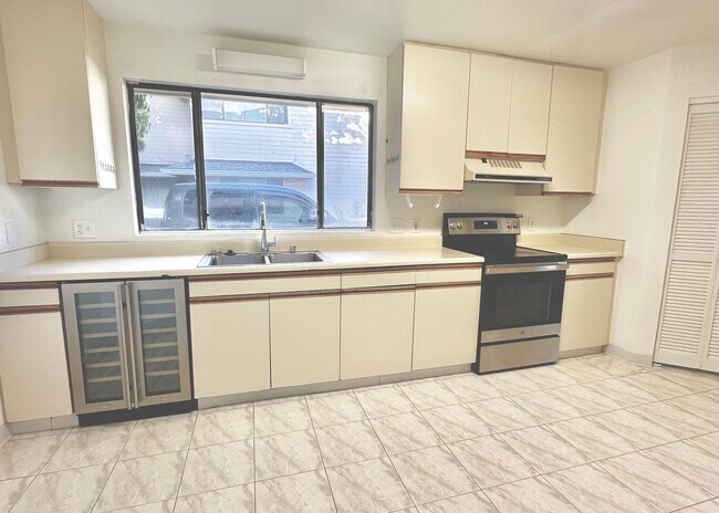 Building Photo - SPACIOUS 3 BEDROOM 2.5 BATH HOME IN KAIMUKI W/2 CAR GARAGE