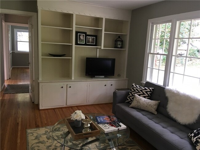 Building Photo - 4 Peachtree Ln